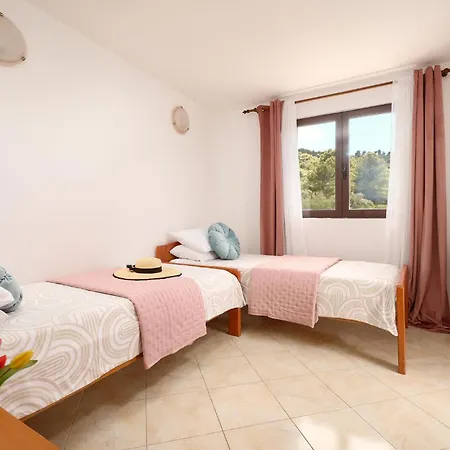 Gorgeous In Semesterbostad Trogir